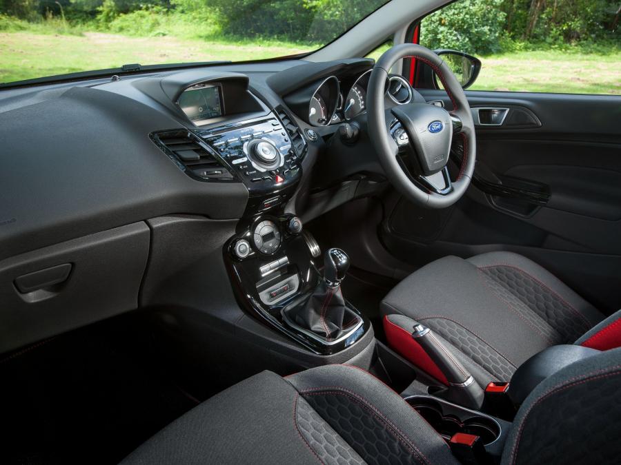 Интерьер Ford Fiesta Zetec S Red 2014 года  (UK) (фото 20 из 26)